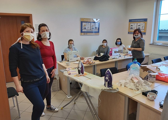 V Hestegu šijeme pro zaměstnance roušky 